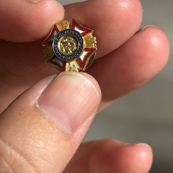 5/$25 USA veteran of foreign war Gold and Red Enamel Pin 💚 - Picture 3 of 6